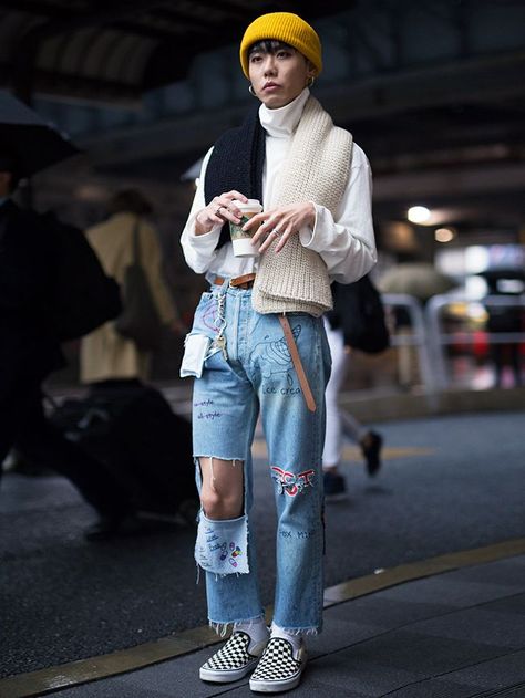 Boredom Buster: Just Look At These 25 Japanese Street Style Looks | Who What Wear UK Cute Outfits With Beanies, Outfits With Beanies, Japanese Street Style, Winter Vacation Outfits, Yellow Beanie, Beanie Outfit, Japanese Street, Style Looks, Japanese Street Fashion