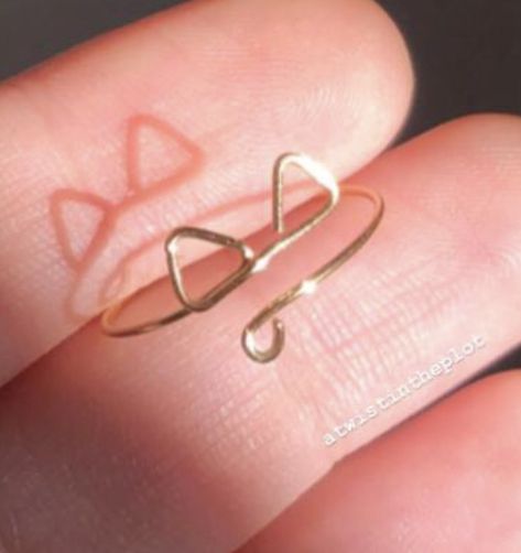 Things To Make With Paperclips, Wire Art Diy Craft Ideas, Cute Wire Rings Diy Jewelry, Things To Make Out Of Wire, Ring Out Of Paper Clip, Making A Ring With Wire, Paper Clip Ring Diy, Paper Clip Rings, Cat Ring Diy