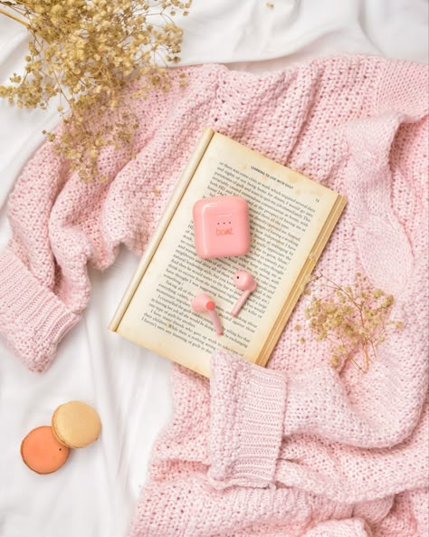 Valentines Flat Lay Ideas, Colorful Flatlay, Valentines Content, Pink Earphones, Minimalist Flatlay, Bag Flatlay, Flat Lay Photography Clothing, Pink Flatlay, Laydown Photography