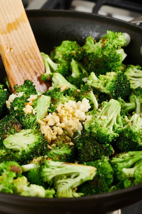 Simple Stir-Fried Broccoli Recipe / The easiest (less than 15 minutes!) and most delicious broccoli stir fry recipe to add to your dinner rotation. #easyrecipes #familyfriendly #sidedish #vegetables Stir Fried Broccoli, Stir Fry Broccoli, Recipe Broccoli, Delicious Broccoli, Fried Broccoli, Dinner Rotation, Broccoli Recipe, Broccoli Stir Fry, Stir Fry Recipe