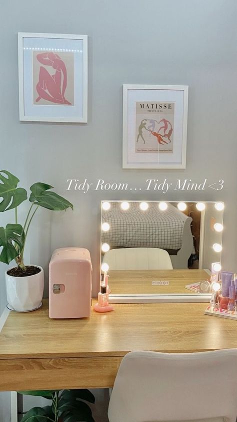 Room Makeover Bedroom Aesthetic, Vanity Inspo Aesthetic, Preppy Girls Room, Room Ideas Aesthetic Summer, Keely King, Room Inspo Ideas, Ideas Bedroom Aesthetic, Vanity Inspo, Vanity Makeup Mirror