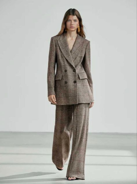 Tweed Suit Women, Checkered Trousers, Smart Casual Women, Formal Wear Women, Tweed Suit, Corporate Fashion, Trendy Fits, Corporate Outfits, Woman Suit Fashion