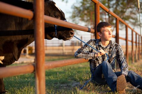 farm Ffa Photoshoot, Farm Picture Ideas, Ffa Pictures, Farm Senior Pictures, Sr Pictures, Senior Year Pictures, Senior Portraits Male, Senior Photoshoot Poses, Senior Boy Photography