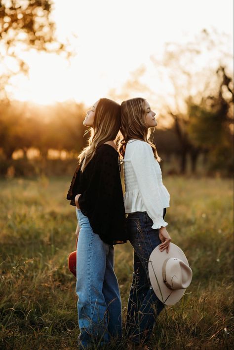 Back to back Sister Photoshoot Outfits, 3 Sibling Pictures, Fall Photoshoot Ideas For Friends, Sisters Photo Poses, Senior Picture Friends, Photo Shoot Friends, Photoshoot Ideas Sisters, Mom And Daughter Senior Pictures, Two Sisters Photoshoot