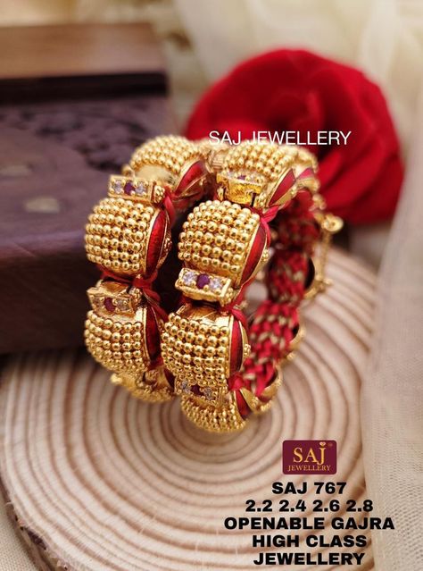 Gajra Design, Dandiya Dress, Maharashtrian Jewellery, Antique Gold Bracelet, Rajputi Jewellery, Cotton Saree Blouse Designs, Gold Bangles For Women, Gold Jewellry, Chinese Dessert