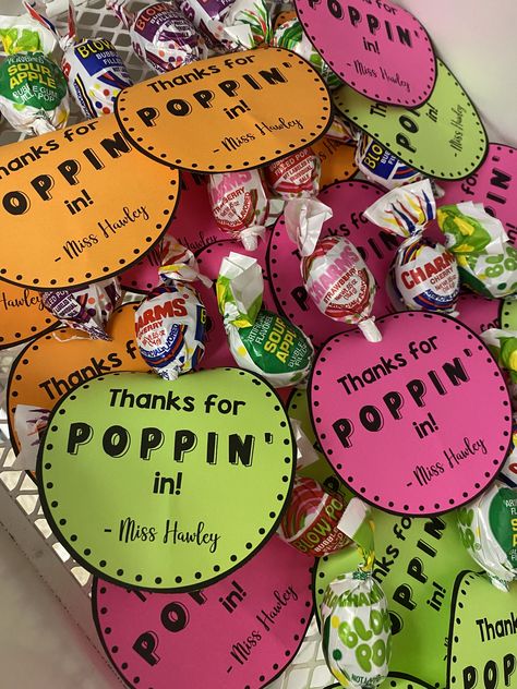 Ready to get organized for open house back to school night? Checklists help parents stay organized, so be sure to include one of those with the paperwork that you need filled out. Students also deserve a little treat, these "thanks for poppin in" tags pair great with BlowPops or DumDum suckers! Lollipop Back To School Gift, Meet The Teacher Treats For Parents, Back To School Open House Themes, Treats For Back To School Night, Open House Paperwork For Parents, Back To School Treats For Parents, Open House Snack Ideas For Teachers, Back To School Candy Ideas, Open House Goodie Bags