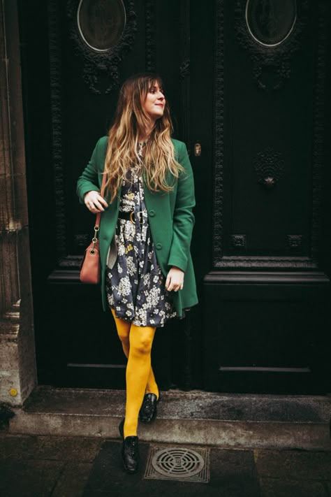 Outfit: rediscovering yellow tights Bright Tights Outfit, Green And Yellow Outfit, Yellow Tights Outfit, Coloured Tights Outfit, Panty Hose Outfits, Pantyhose Outfit, Yellow Tights, Colored Tights Outfit, Red Tights