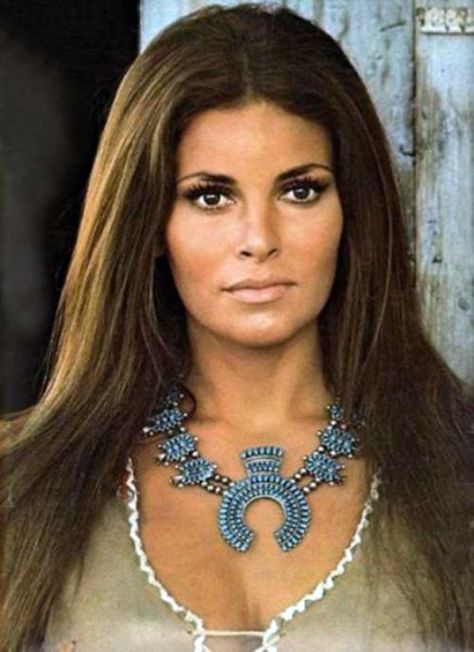 raquel wells Klasik Hollywood, Rachel Welch, Raquel Welch, Actrices Hollywood, Retro Mode, Film Tv, Beauty Icons, Famous Women, Famous Faces