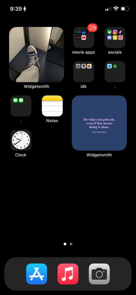 Dark Mode Iphone Layout, Iphone Layouts Simple, Ios 16 Home Screen Ideas Minimalist, Ios 16 Home Screen Layout, Homescreen Layout Simple, Phone Layout Ideas Simple, Iphone Organization Screens Ideas, Minimalistic Homescreen, Apps Organization Iphone