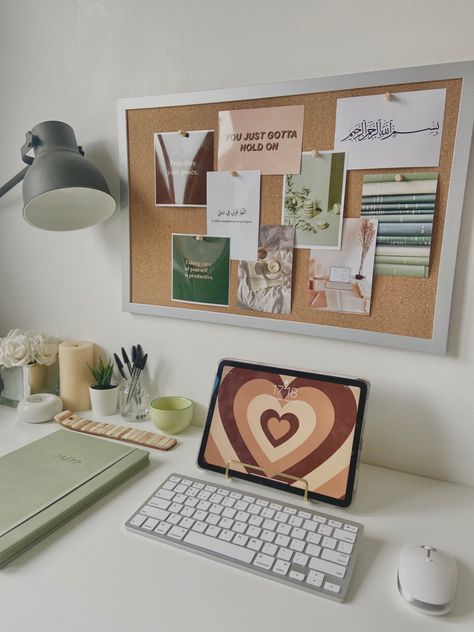 Brown Desk Decor Ideas, Above Desk Decor College, Desk Setup Ideas Student, Green Themed Desk, College Desk Setup Aesthetic, Aestethic Desk Setup, Astetic Desk Set Up, Aethstetic Desk Ideas, Desk Organization Green