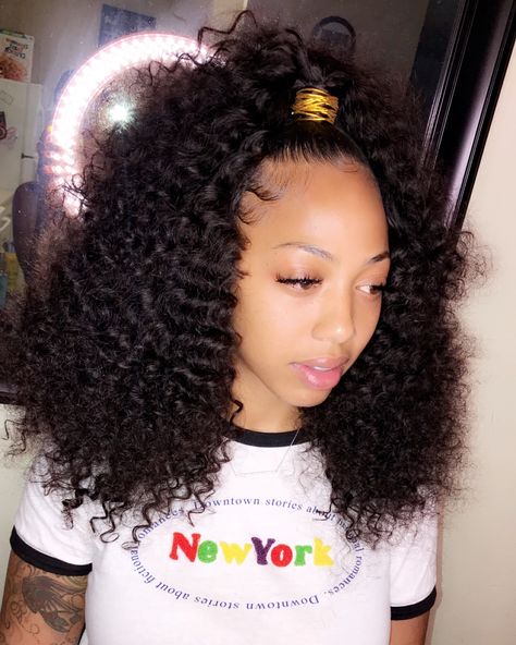 Half Up Half Down Weave, Down Curly Hair, Half Up Half Down Curly, Curly Half Up Half Down, Curly Hair Weave, Weave Ponytail Hairstyles, Curly Weave Hairstyles, Half Up Half Down Hairstyles, Quick Weave Hairstyles