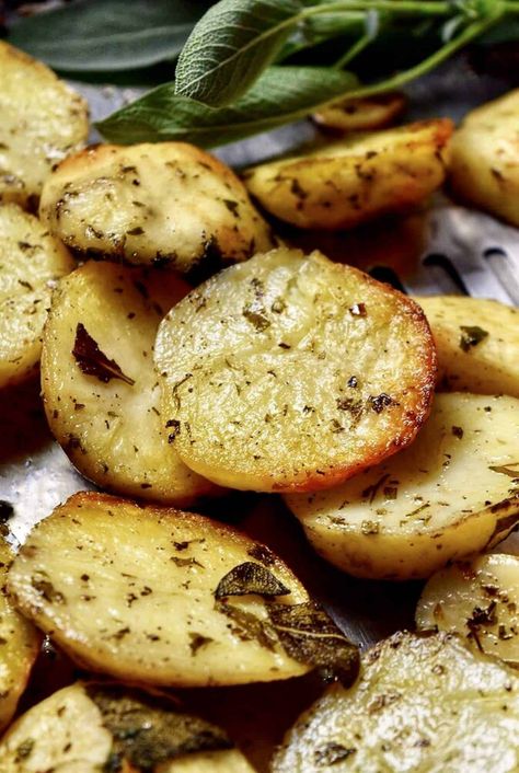 Italian Oven Roasted Potatoes - She Loves Biscotti Roasted Garlic Potatoes, Oven Roasted Garlic, Roasting Garlic In Oven, Italian Potatoes, Potatoes In Oven, Garlic Roasted Potatoes, Oven Roasted Potatoes, Roasted Sweet Potato, Nice Recipes