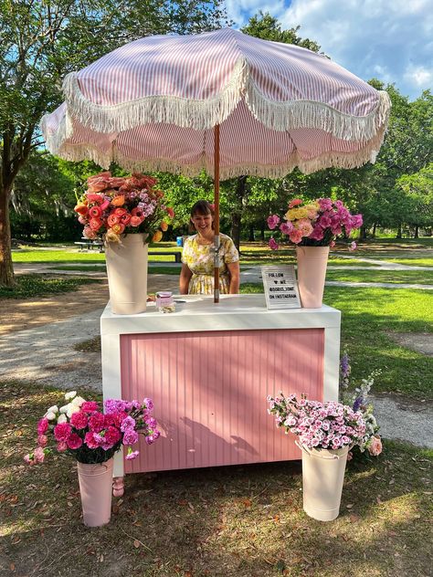 Our beloved flower cart has seen so many beautiful upgrades over the years! ��🌸 Currently, it features an adorable pink and white umbrella with the sweetest fringe. Now, it's time for a change! What color umbrella should we choose next to keep our wedding floral arrangements fresh and enchanting? 🌷💐 Vote for your favorite and see the transformation with Doris Ione, your go-to wedding florist for dreamy floral designs! Flower Stand Ideas, Boutique Store Front Ideas, Cart With Umbrella, Flower Bar Ideas, Vendor Stand, Bouquet Bar, Wedding Floral Arrangements, Jewelry Booth, Girly Decor