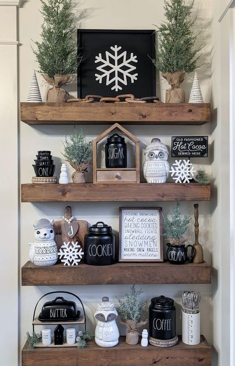 Country Christmas Decorations Diy, Decorated Shelf, Black White Christmas Decor, Open Shelf Kitchen, Industrial Farmhouse Design, Shelf Decorating, Tiered Tray Decorations, Winter Kitchen, Pallet Shelf