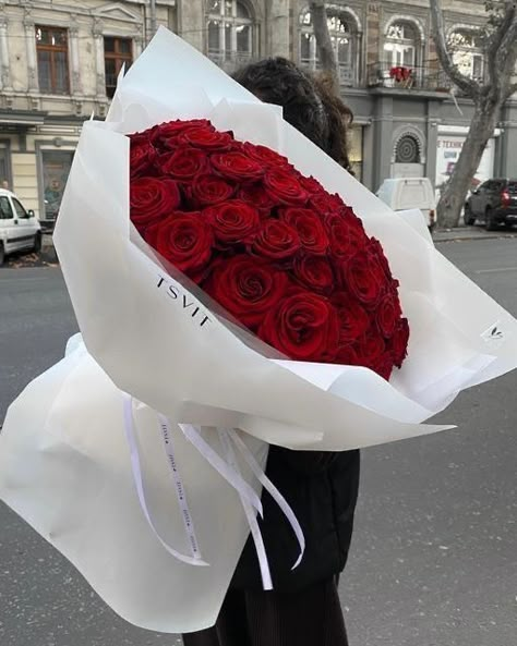 Saint Valentin Aesthetic, Satin Flowers Diy, St Valentines Day, Luxury Flower Bouquets, Hard Gel Nails, Aesthetic Roses, Red Rose Bouquet, Flowers Bouquet Gift, Cadeau Photo