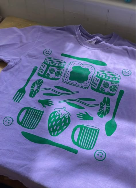 Block Print Tshirt Design, Screen Printed Designs, Screen Printed T Shirts, Lino Fabric Print, Shirt Stamp Ideas, Screen Printing On Clothes, Fabric Stamping Clothes, Screen Print Inspiration, Linocut Print T Shirt