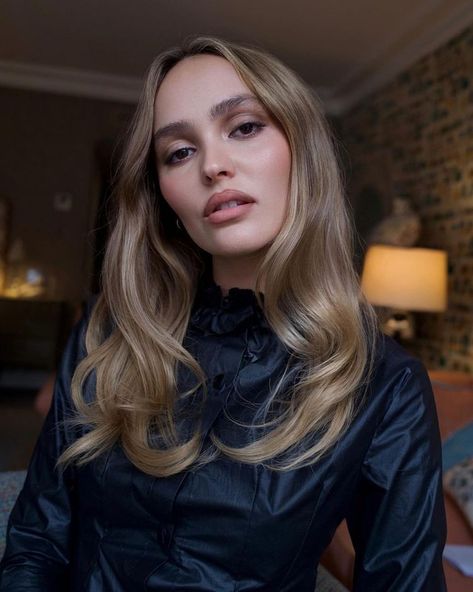 Lily-Rose Depp's "Rich Beige Blonde" Hair Is Fall Perfection Lilyrosedepp Makeup, Lily Rose Depp Hair, Lush Hair, Lily Rose Depp Style, Beige Blonde Hair, Hair Change, Beige Hair, Brown Hair Looks, Hair Repair Mask