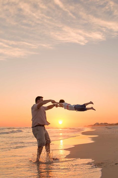 Family Beach Pictures Poses, Photo Ideas Sunset, Beach Photoshoot Family, Sunset Family Photos, The Beach Sunset, Beach Photography Family, Cute Family Photos, Family Photo Ideas, Family Beach Pictures