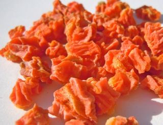 How to Dehydrate Carrots in Your Oven: These dried carrots kept their color because they were blanched before being dehydrated Dehydrating Carrots, Dehydrate Carrots, Carrots In Oven, Pig Ideas, Carrot Dogs, Dehydrated Fruit, Diy Dog Treats, Dried Vegetables, Dehydrated Food