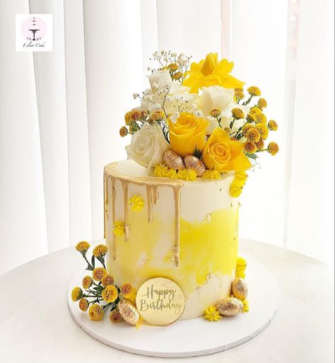 Yellow Gold Cake Design, Cake Yellow Decoration, Birthday Cake Yellow Theme, Yellow And Gold Cake, Yellow Colour Cake, Yellow Theme Cake, Yellow Cake Designs Birthday, Yellow Drip Cake, Yellow Cake Ideas