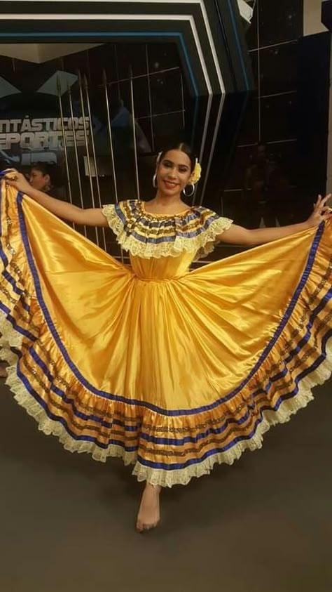 Brazilian Dress Traditional, Traditional Brazilian Clothing, Brazil Costume, Mexican Traditional Clothing, Brazilian Dress, Folklorico Dresses, Jamaican Clothing, Folkloric Dress, Brazilian Clothes