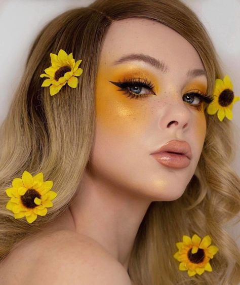 Invite Sunshine Into Your Look With The Yellow Eye Makeup Trend Yellow Eyeshadow Palette, Yellow Eye Makeup, Drag Make-up, Yellow Makeup, Yellow Eyeshadow, Flower Makeup, Fairy Makeup, Colourpop Cosmetics, Makeup Eye Looks