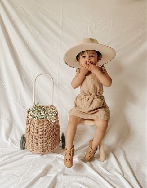 #neutralstyle #neutral #neutralbaby #aesthetic #fashion #boho #bohostyle #bohobaby #toddlerlife #toddlerfashion Boho Toddler, Kids Aesthetic, Toddler Photography, Boho Hat, Boho Kids, Fashion Boho, Toddler Life, Mini Session, Neutral Fashion