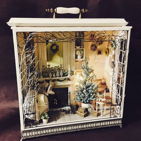 Little Christmas scene From Meru�’s Studio (mikiyo_hosoe) on Instagram Unique Terrarium Containers, Christmas Miniatures Diy, Shadow Box Decor, Miniature Lantern, Nativity Display, Shadow Box Ideas, Christmas Miniatures, Christmas Diorama, Christmas Shadow Boxes