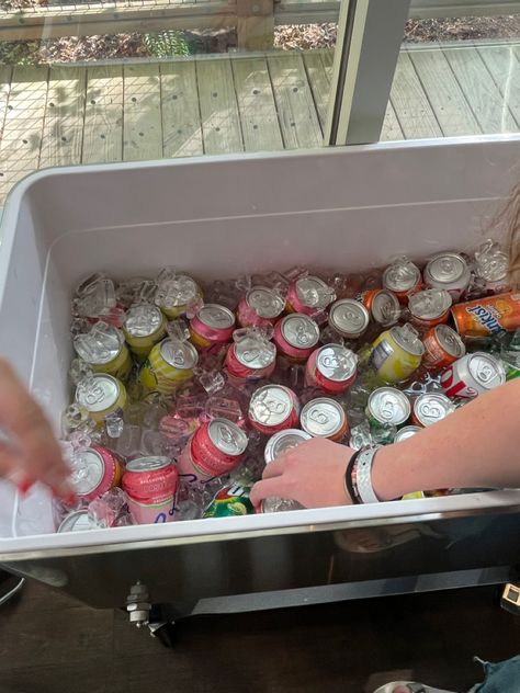 Grad Party Drink Station, Backyard Grad Party Aesthetic, Grad Pool Party, Aesthetic Grad Party, College Grad Party Ideas, Pool Party Graduation, Grad Party Aesthetic, 2026 Graduation, Beverage Station Party