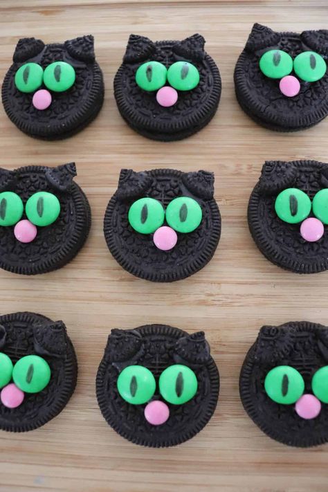 Halloween Oreo Balls, Easy Oreo Cake, Oreo Cake Balls, Oreo Ideas, Oreo Recipe, Black Cat Cookies, Easy Halloween Cookies, Homemade Oreos, Oreo Cookie Recipes