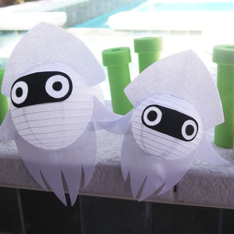 Light up your #LaborDay with this fun Blooper Lantern #craft project! Blooper Mario, Mario Kart Crafts, Mario Halloween, Mario Halloween Costumes, Super Mario Room, Easy Party Games, Mario Kart Party, Mario Crafts, Nintendo Party