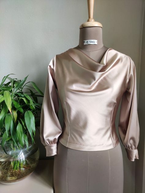 Satin Cowl Neck Top Outfit, Satin Top Outfit Classy, Cowl Neck Top Outfit, Kawr Design, Silk Top Designs, Satin Top Outfit, Luxury Blouse, Sleeve Inspiration, Sunday Top