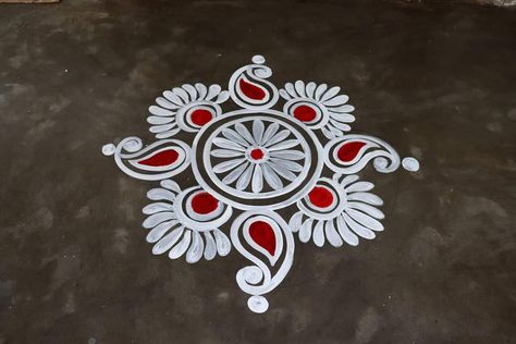 Chaukhat Rangoli Design, Chitta Design, Paint Rangoli Designs, Paint Rangoli Designs On Floor, Paint Rangoli, Painting Rangoli Design, God Frame, White Rangoli, Puja Decoration