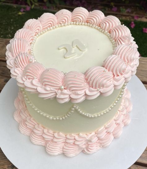 Coquette Cake, Bolo Vintage, 15th Birthday Cakes, 17 Birthday Cake, White Birthday Cakes, Vintage Birthday Cakes, Pink Birthday Cakes, 18th Birthday Cake, Mini Cakes Birthday