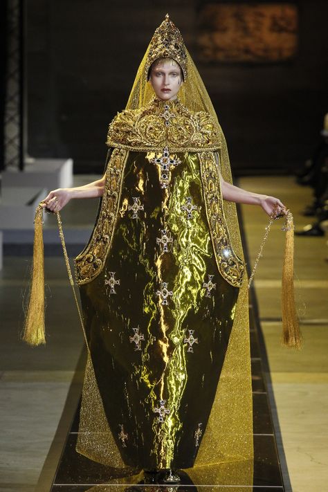 See the complete Guo Pei Spring 2017 Couture collection. Imperiul Roman, Guo Pei, Spring Couture, Couture Mode, Fashion Costume, Fantasy Fashion, Spring 2017, Couture Collection, Costume Design