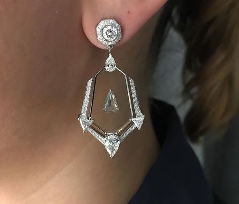 Nikos Koulis, White Diamond Earrings, Gold Jewelry Fashion, Ear Jewelry, Modern Jewelry, Jewelry Trends, Luxury Jewelry, Crystal Jewelry, Ring Verlobung