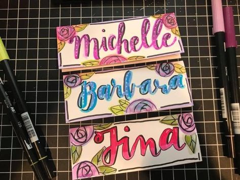 So easy to make your own hand lettered name tags or hand lettered place cards https://www.craftwithchristie.com/handlettering101 Calligraphy For Left Handers, Hand Lettering For Lefties, Calligraphy Left Handed, Calligraphy Name Tags, Pencil Fonts Hand Drawn, Hand Lettered Place Cards, Brush Lettering Alphabet, Hand Lettering 101, Faux Calligraphy