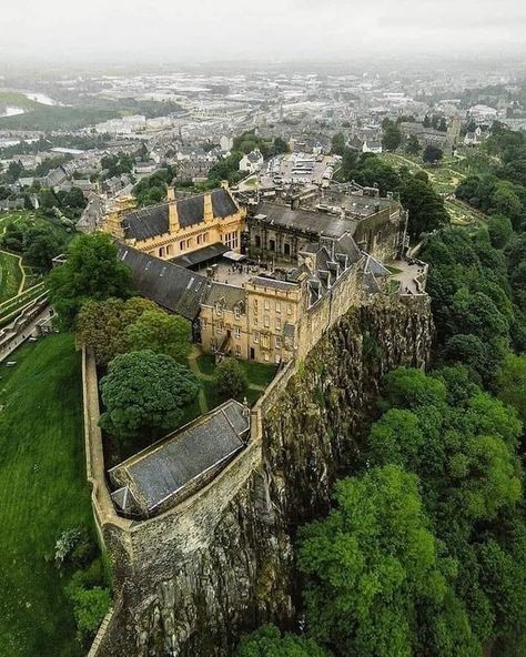 (20) Jerimiah Treefrog on Twitter: "Stirling Castle, located in Stirling, is one of the largest and most important castles in Scotland 🏴󠁧󠁢󠁳󠁣󠁴󠁿, both historically and architecturally. The castle sits atop Castle Hill, an intrusive crag, which forms part of the Stirling Sill geological formation. 📷https://t.co/NpV6n9gpaS https://t.co/ZmBWA8XS6h" / Twitter Stirling Castle Scotland, Stirling Scotland, Stirling Castle, Castle Scotland, Castles In Scotland, Scotland Castles, Scottish Castles, Voyage Europe, Beautiful Castles