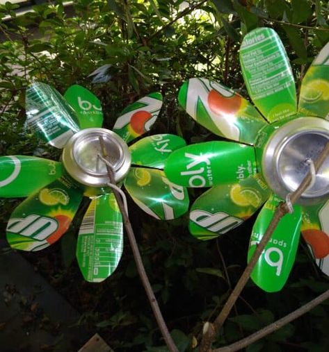 Aluminum Can Flowers, Soda Can Flowers, Pop Can Crafts, Metal Flowers Garden, Tin Can Flowers, Soda Can Art, Soda Can Crafts, Recycled Garden Art, Tin Can Art