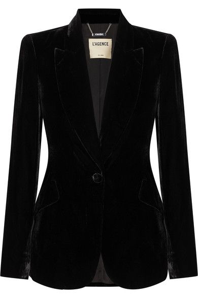 L'AGENCE Chamberlain velvet blazer. #lagence #cloth # Black Velvet Blazer Outfit, Velvet Jacket Outfit, Work Lookbook, Velvet Blazer Outfit, Privacy Garden, Black Velvet Coat, Black Velvet Blazer, Burberry Coat, Velvet Coat