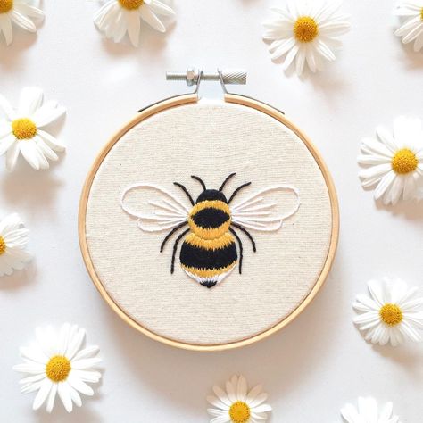 We love this hand embroidered bee, in yellow and black DMC embroidery floss 🐝 By @emmagilmr Bee Embroidery Design, Embroidered Bee, Embroidery Stitches Beginner, Embroidery Wall Art, Bee Embroidery, Hand Embroidery Projects, Embroidery Patterns Free, Hand Embroidery Art, Sewing Embroidery Designs