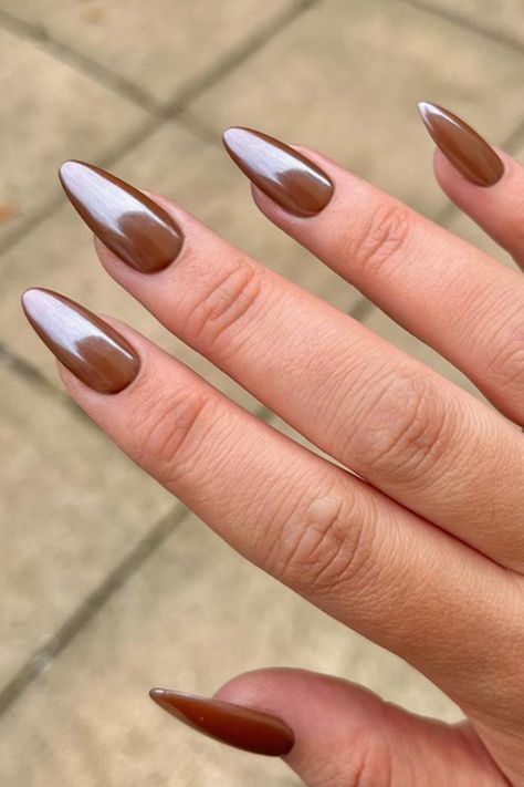 Here are 20 Hailey Bieber chocolate glazed donut nails, including long, short, almond shape and coffin acrylic nails. Check out these elegant brown chrome nail art designs. Find out what are glazed doughnut nails and how to do them at home with a tutorial link and do it. Check the nail polish and gel color trends for 2024, including white, pink, chocolate brown, gold, silver, dark red and blue. Find how to apply opi chrome dip powder. Try beige, purple and nude manicure design fall trend colors. Brown Nail, Stunning Nails, Nagellack Trends, Chrome Nails Designs, Cute Nails For Fall, Her Nails, White Nail, Fall Nail Colors, Brown Nails