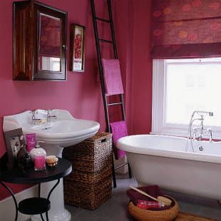 Raspberry bathroom by Housetohome, via Flickr 25 Beautiful Homes, Country House Interior, Gorgeous Bathroom, Wooden Ladder, Pink Bathroom, Clawfoot Tub, Bathroom Colors, Pink Walls, Beautiful Bathrooms