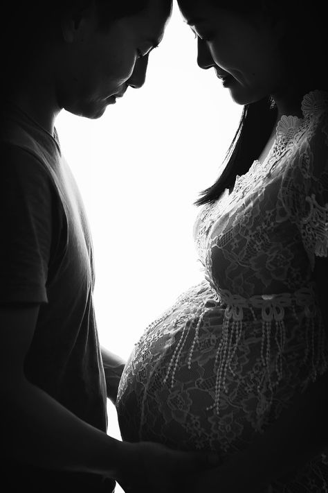 Indoor Maternity Photos, Couple Maternity Poses, Home Maternity Photography, Indoor Maternity Photography, Studio Maternity Shoot, Maternity Studio Photoshoot, Studio Maternity Photos, Maternity Photography Poses Outdoors, Maternity Photography Poses Couple