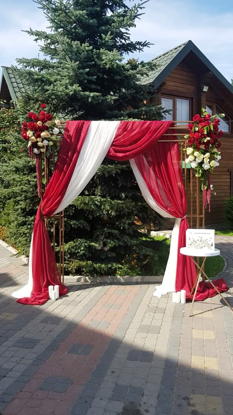 Red And White Wedding Ideas, Wedding Reception Ideas Indoor, Red Wedding Decor, Engagement Dress For Groom, Decor Photobooth, Wedding Walkway, Red And White Wedding, Draping Wedding, Flower Backdrop Wedding