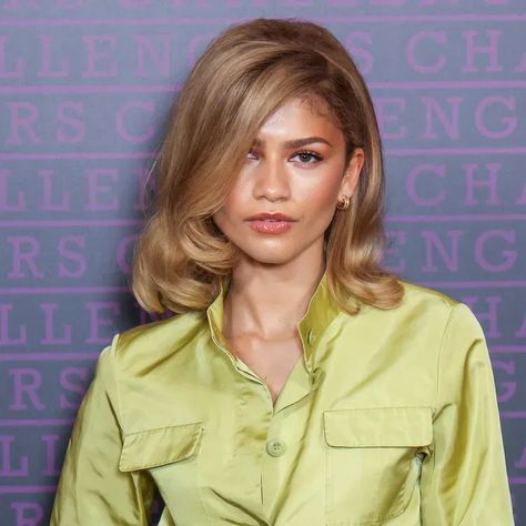 Zendaya with honey blonde hair Honey Blonde Hair Brown Eyes, Beyonce Honey Blonde Hair, Short Honey Hair, Blonde Zendaya, Zendaya Blonde Hair, Zendaya Hair Color, Honey Blonde Hair Short, Zendaya Blonde, Honey Blonde Short Hair