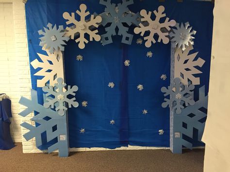 Diy Winter Wonderland Decorations Kids, Winter Booth Ideas, Winter Stage Decorations, Winter Assembly Ideas, Winter Decorations School, Winter Photo Backdrop Diy, Winter Set Design, Winter Backdrop Ideas, Winter Wonderland Display