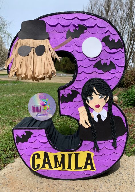 Piñata numerica Addams Family Theme Party, Halloween Piñatas, Addams Family Theme, Birthday Pinata, Piñata Ideas, Minion Birthday Party, Diy Pinata, Minion Birthday, Dino Party