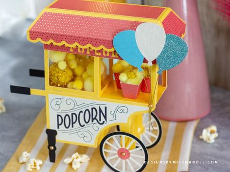 FREE 3D Popcorn Cart – Carnival Cut Files - Designs By Miss Mandee. 3D, 3D Popcorn Cart, Carnival, cart, Cricut, cut file, die cut, food, free, freebie, paper art, papercraft, party, pop, popcorn, poprcorn cart, retro, silhouette, summer, svg, treat, vintage. Art Papercraft, Hot Air Balloon Invitation, Popcorn Cart, Mini Easter Basket, Christmas Treats Boxes, Snapchat Streaks, Retro Silhouette, Christmas Place Cards, Halloween Bingo