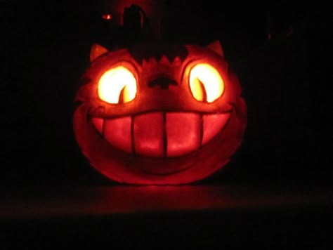 Pumpkin Carving Ideas Totoro, Totoro Pumpkin, Pumpkin Carving Inspo, Halloween Pumpkins Carvings Designs, Neighbour Totoro, Cute Pumpkin Carving, Halloween Pumpkin Carving Stencils, My Neighbour Totoro, Amazing Pumpkin Carving